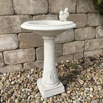 Vénusz madárfürdető faragott oszloppal